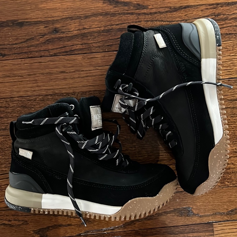 Never worn women size 5.5 The North Face boots